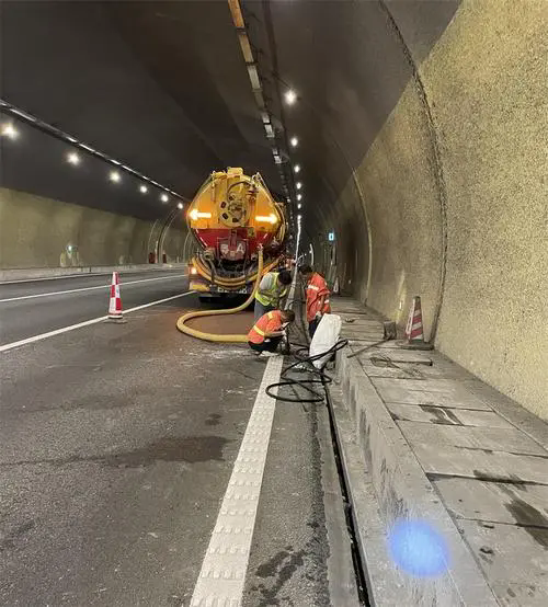 临海隧道排水渠清淤